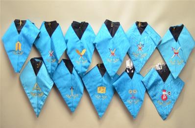 Lot de 11 sautoirs Officier.